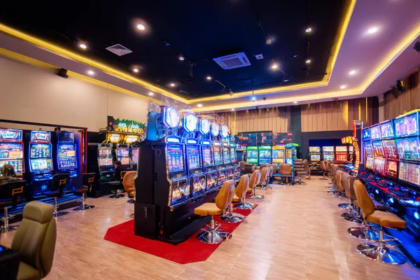 নিয়ন আলোয় আলোকিত পরিবেশে ক্যাসিনো চিপ হাতে এক অভিজাত নারী—যা BD111–এর প্রিমিয়াম অনলাইন ক্যাসিনো পরিবেশকে তুলে ধরে।