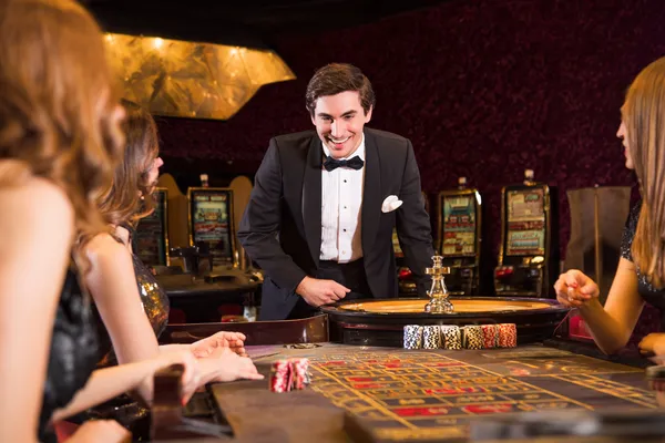 উজ্জ্বল স্লট মেশিনের পাশে এক স্টাইলিশ নারী, যেখানে জ্বলে উঠছে ‘সেভেন’—যা BD111–এর শীর্ষ স্লটগুলোর বৈচিত্র্যকে উপস্থাপন করে।