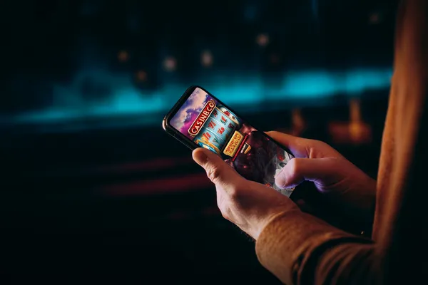 সোনালি কয়েনের ঝর্ণার মধ্যে ঘূর্ণায়মান একটি রুলেট চাকার ক্লোজ-আপ—যা BD111–এ গভীর ক্যাসিনো অ্যাকশনকে তুলে ধরে।